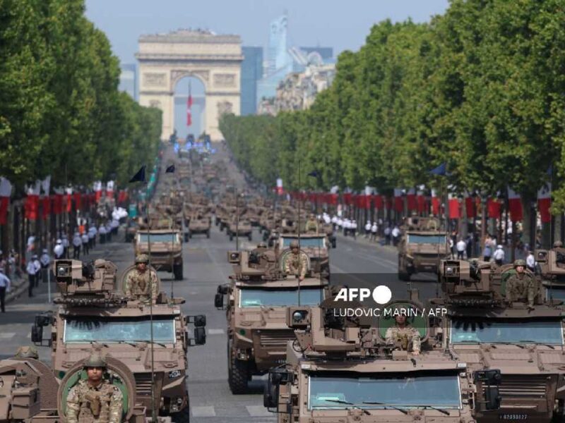 Francia rinde homenaje a Ucrania y exhibe su poder militar en el desfile del 14 de Julio (galería)