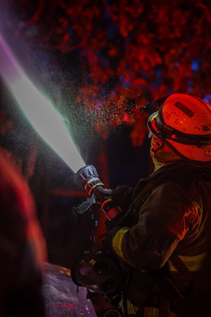 Incendio en taller mecánico moviliza a Bomberos en Cancún