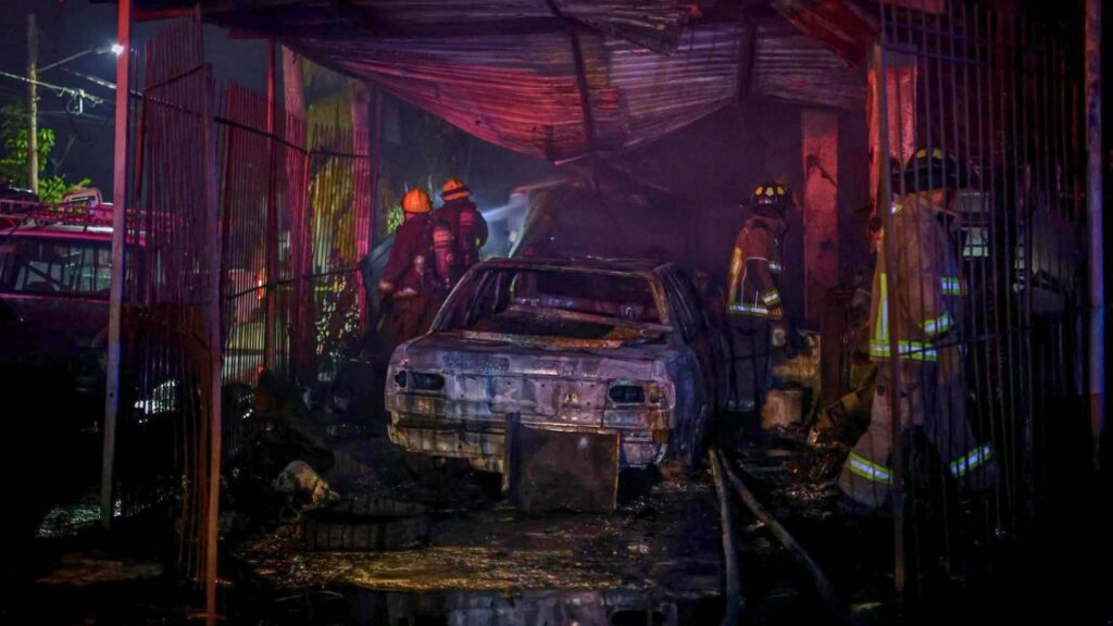 Incendio en taller mecánico moviliza a Bomberos en Cancún