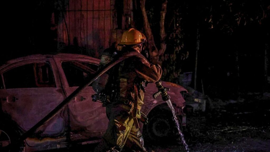 Incendio en taller mecánico moviliza a Bomberos en Cancún