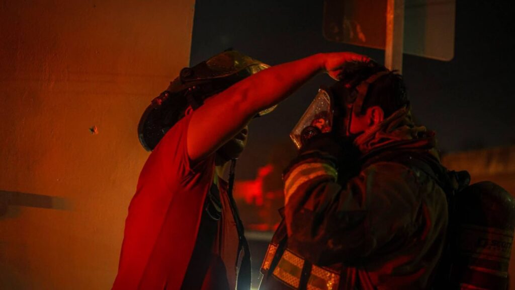 Incendio en taller mecánico moviliza a Bomberos en Cancún