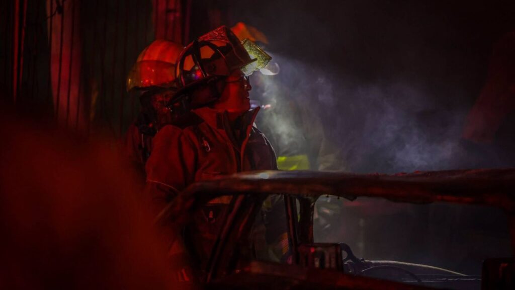 Incendio en taller mecánico moviliza a Bomberos en Cancún