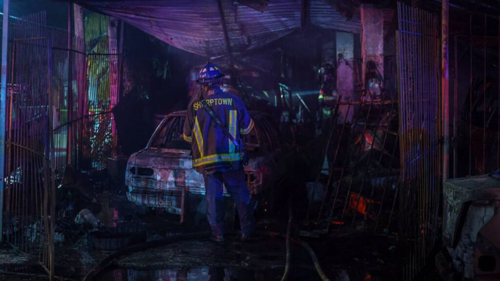 Incendio en taller mecánico moviliza a Bomberos en Cancún