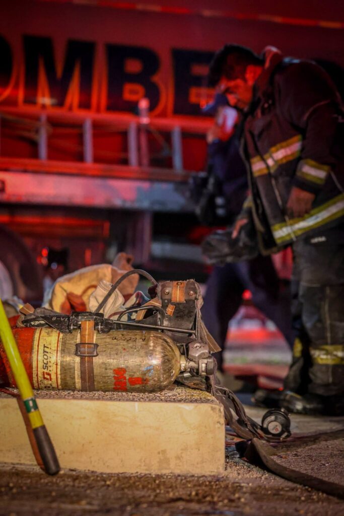 Incendio en taller mecánico moviliza a Bomberos en Cancún