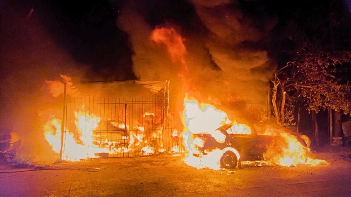 Incendio en taller mecánico moviliza a Bomberos en Cancún