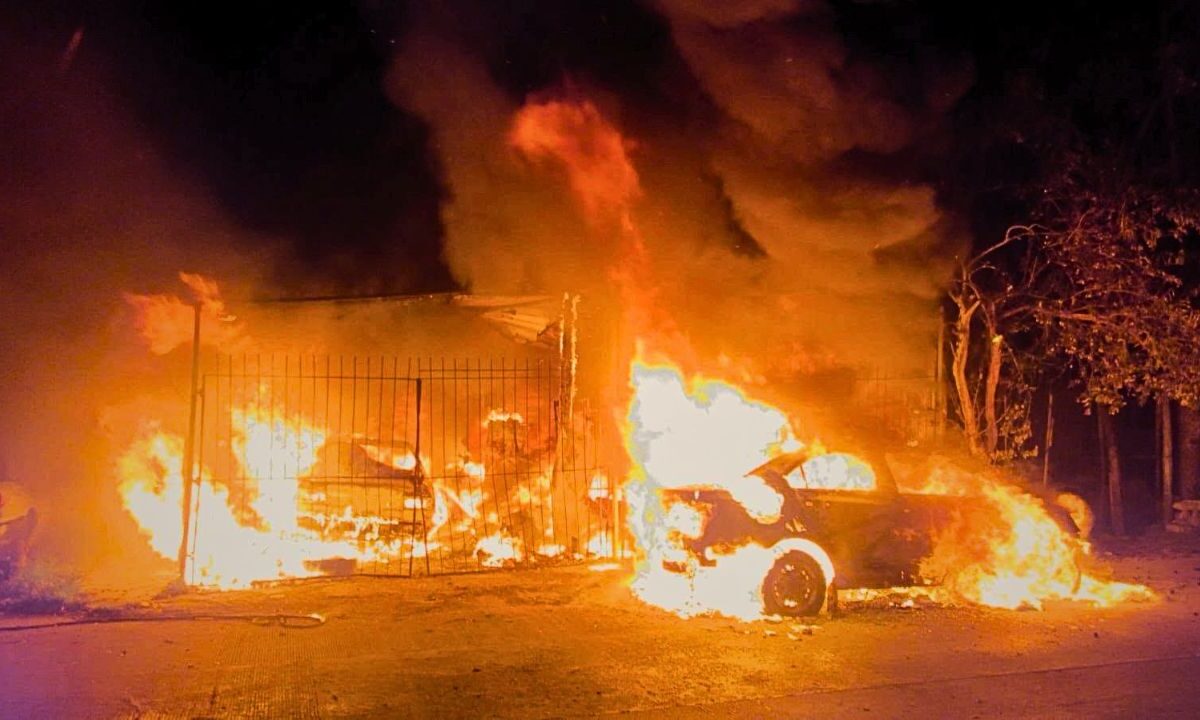 Incendio en taller mecánico moviliza a Bomberos en Cancún