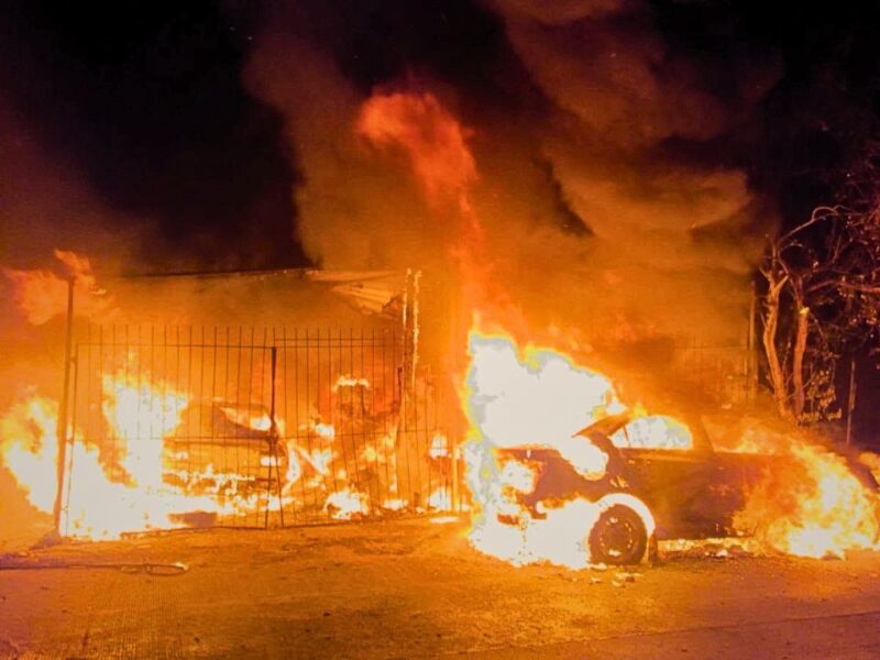 Galería: Voraz incendio en la Sm 76 consume 4 autos; trasciende que fue provocado y hay un detenido