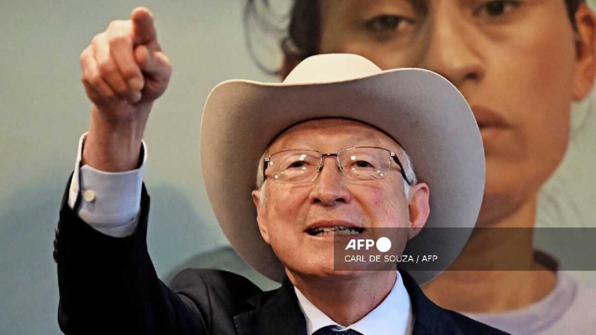 Ken Salazar contradijo a la FGR y a la presidenta.