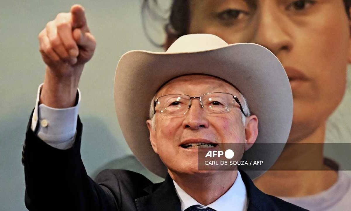 Ken Salazar contradijo a la FGR y a la presidenta.