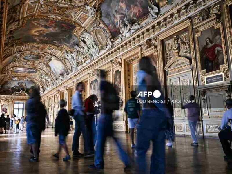 Louvre reabre la Galería de Apolo tras el millonario robo que sacudió a Francia