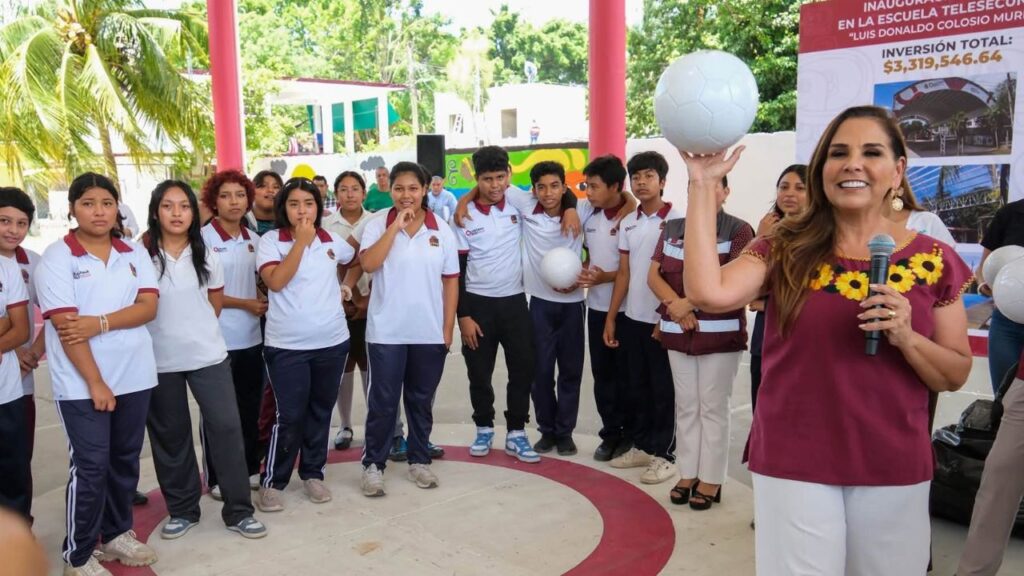 Mara Lezama entrega domo escolar en Huay-Pix tras 44 años