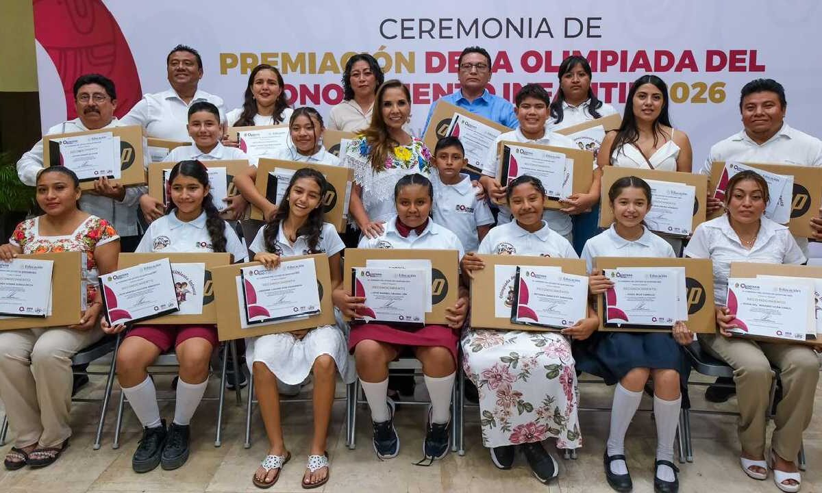 Reconocen a estudiantes destacados.