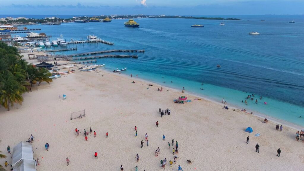 Playas de Cancún registran masiva afluencia y rescates en verano