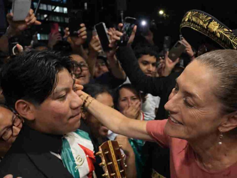 Sheinbaum en NY: migrantes mexicanos la reciben con mariachi y muestras de apoyo