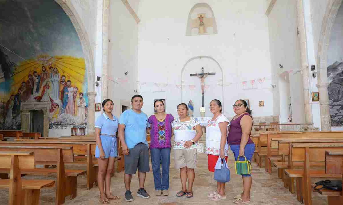 Ana Paty Peralta sensible y atenta con los pobladores de las comunidades mayas.