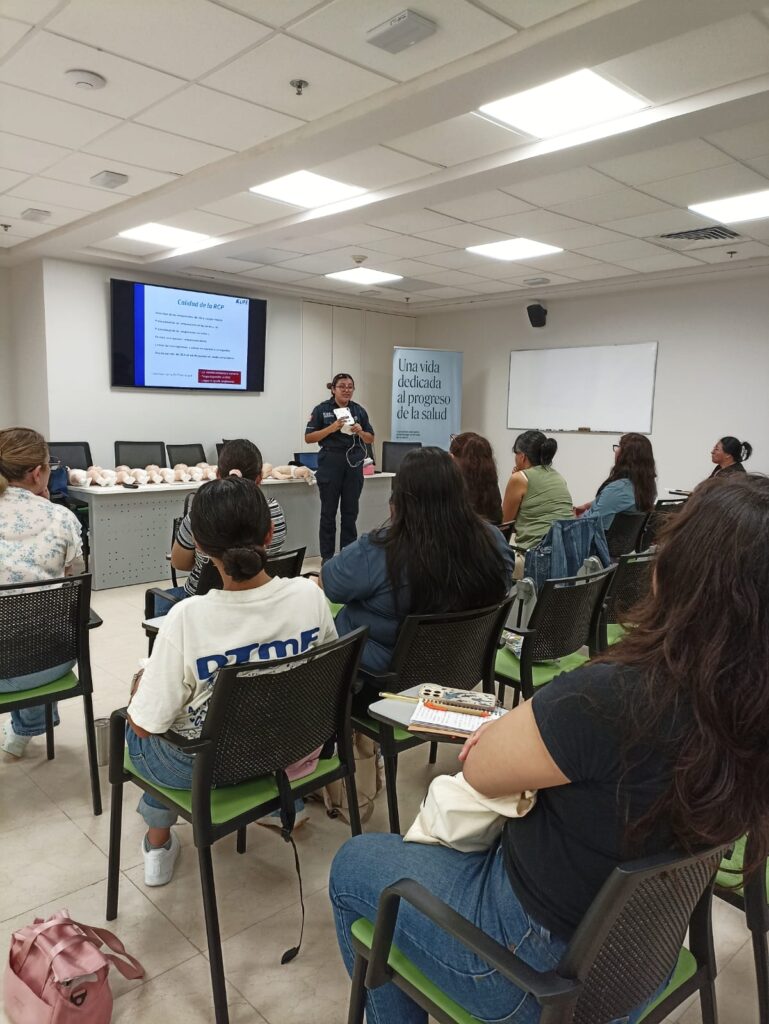 Hospiten Cancún capacita a socias de AFEET en primeros auxilios pediátricos