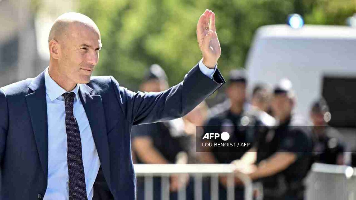 Zinédine Zidane, llega al banquillo de Francia.