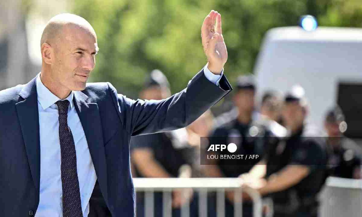 Zinédine Zidane, llega al banquillo de Francia.
