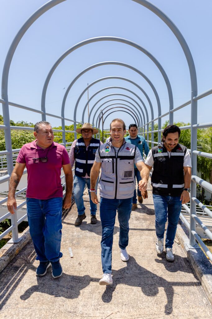 Rehabilitan puente peatonal de Chemuyil tras gestión en Tulum