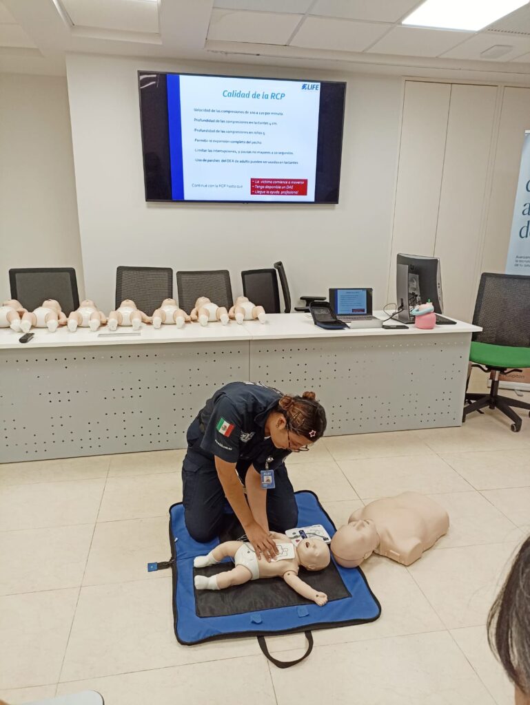 Hospiten Cancún capacita a socias de AFEET en primeros auxilios pediátricos