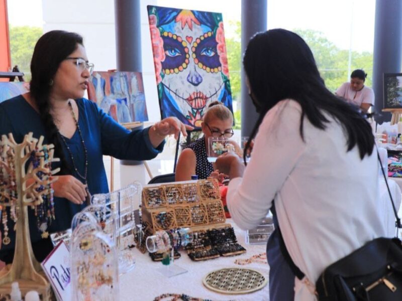 Mujeres empresarias en Cancún desafían costos para proteger sus marcas