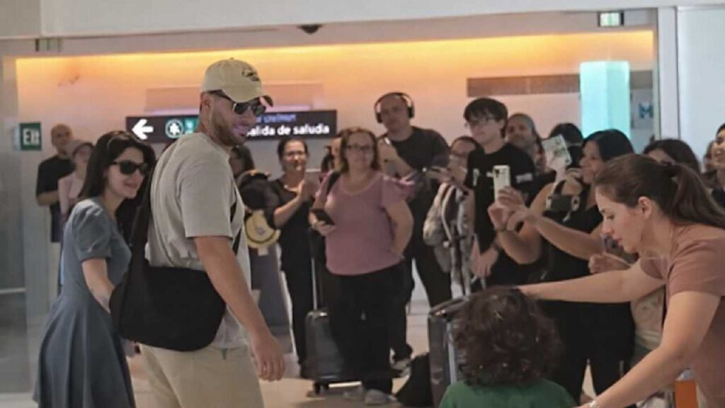¡Estrella mundialista! Raúl Alonso Jiménez es captado en el Aeropuerto Internacional de Cancún previo a sus vacaciones