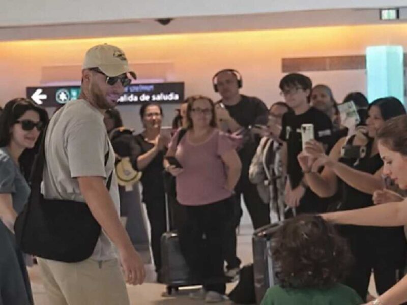 ¡Estrella mundialista! Raúl Alonso Jiménez es captado en el Aeropuerto Internacional de Cancún previo a sus vacaciones