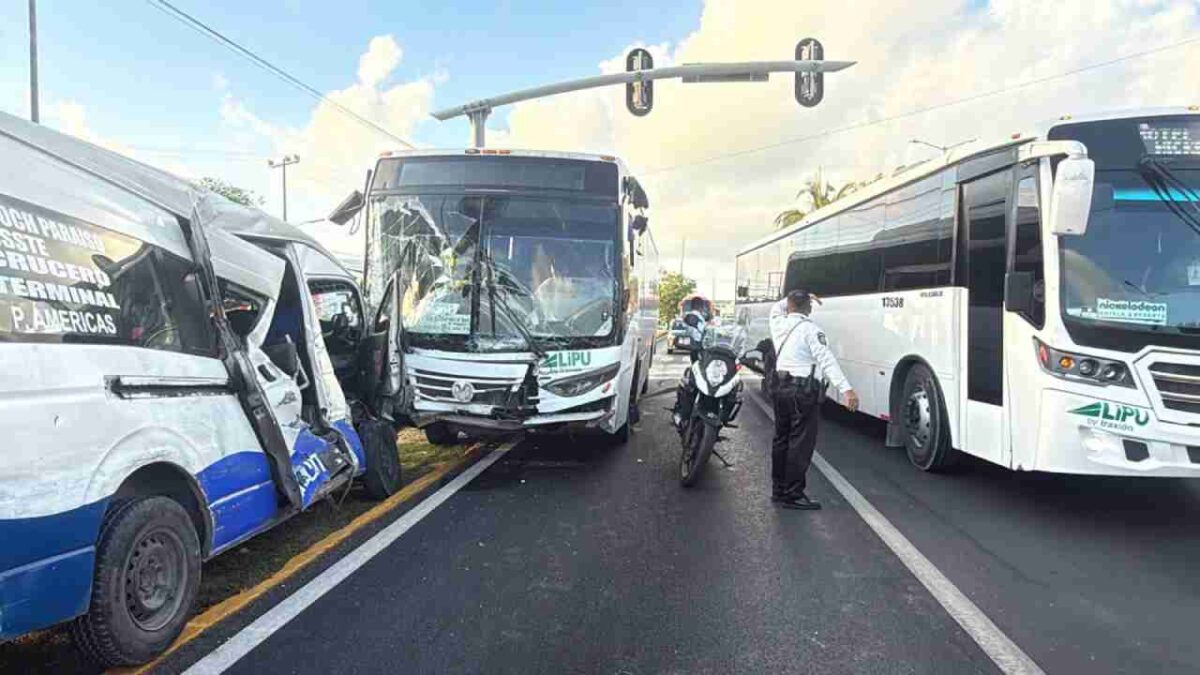 Accidente en la avenida Tulum con Nichupté.