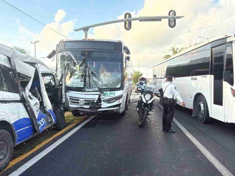 Aparatoso accidente entre un autobús de transporte y una Urvan en la avenida Tulum de Cancún