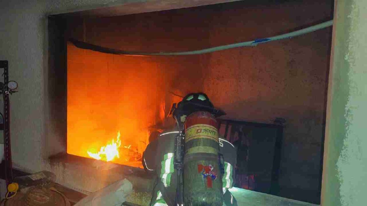 Bomberos de Cancún atienden un incendio de vivienda.