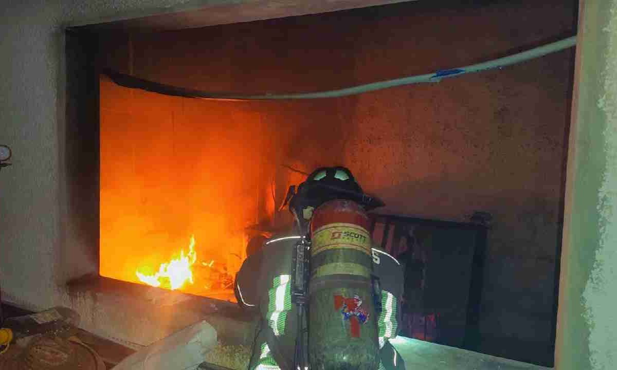 Bomberos de Cancún atienden un incendio de vivienda.