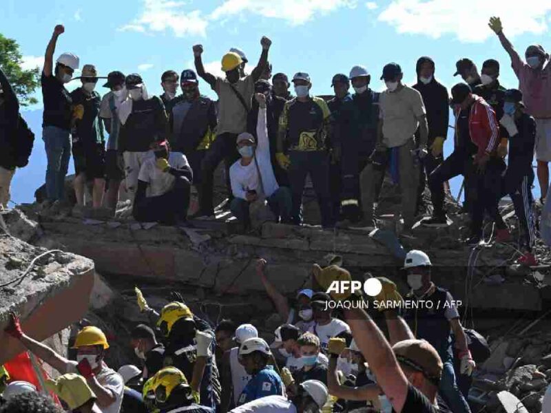 Buscan sobrevivientes en carrera contrarreloj tras potente terremoto en Colombia; suman 132 muertos