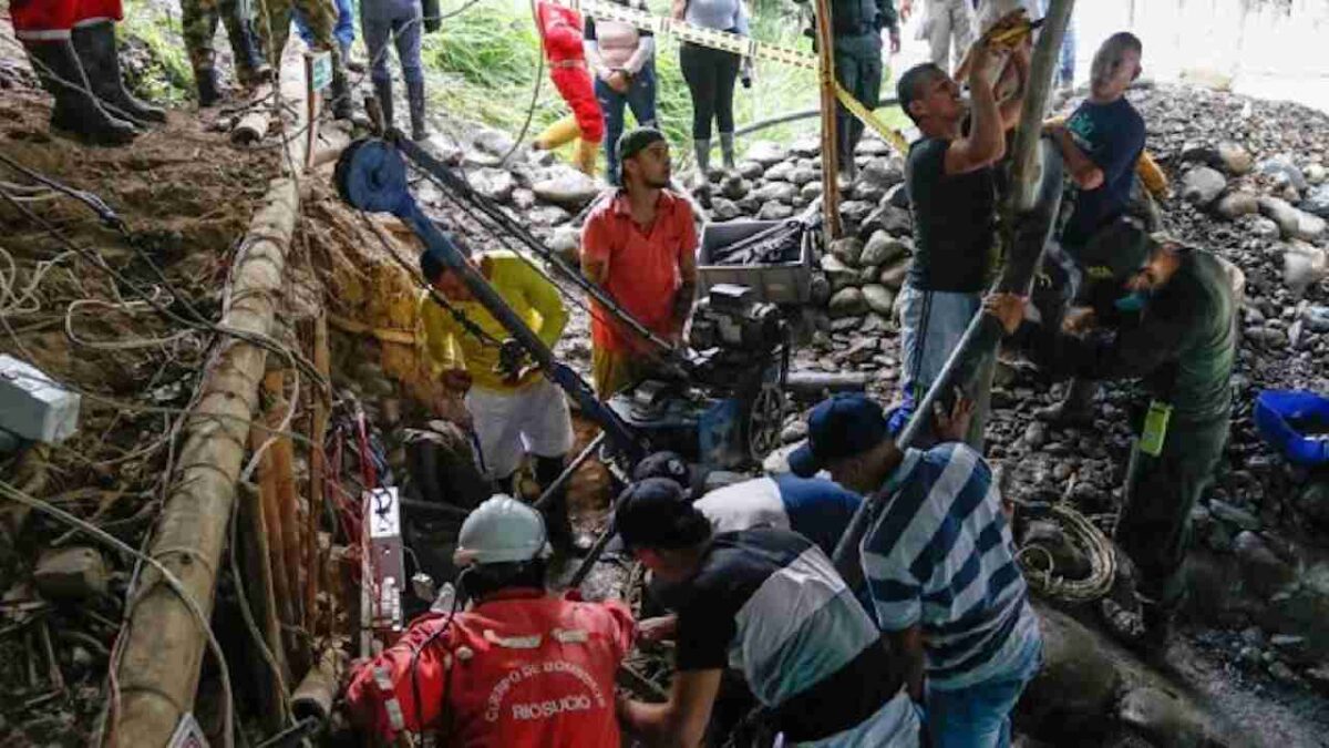 Trabajadores buscan a sus compañperos.