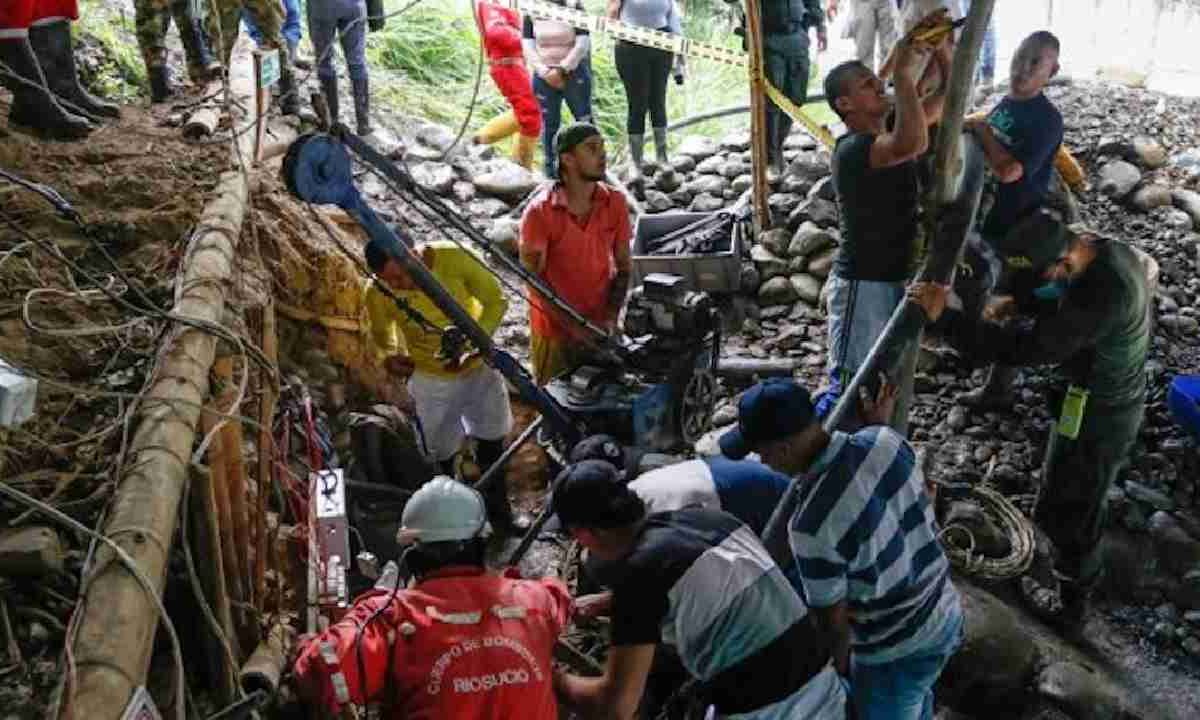 Trabajadores buscan a sus compañperos.