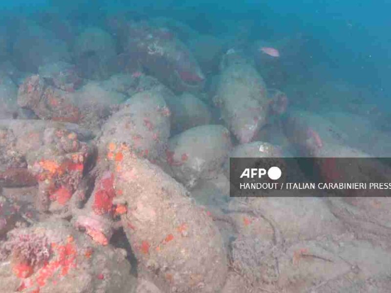 Descubren frente a Sicilia un barco romano de 2 mil 100 años con cientos de ánforas