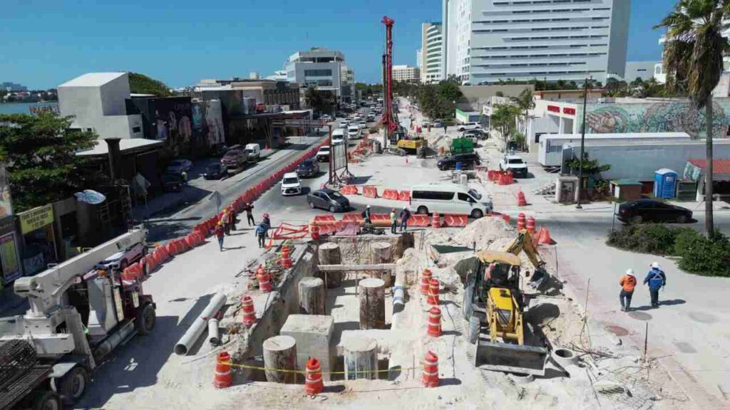 Avanzan obras del distribuidor vial Kukulcán.