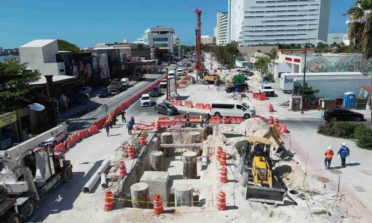 Avanzan obras del distribuidor vial Kukulcán.