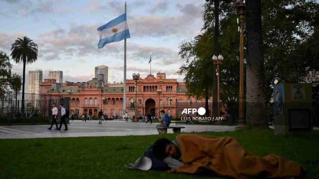 "Endeudados para subsistir": argentinos se hunden en préstamos impagables