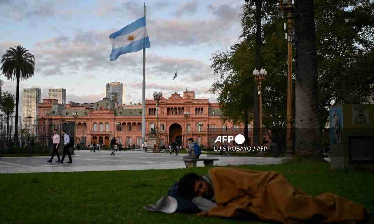 Argentinos, hasta el cuello de deudas.