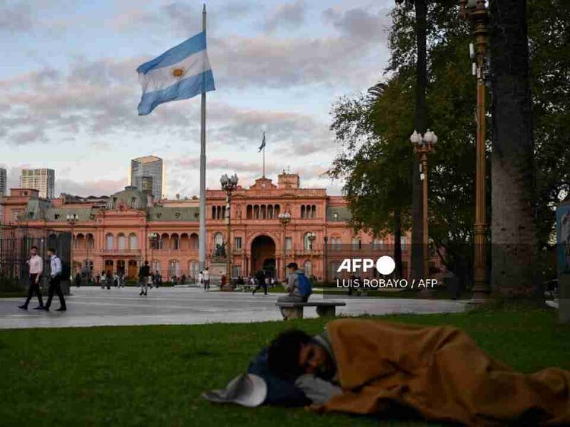 "Endeudados para subsistir": argentinos se hunden en préstamos impagables
