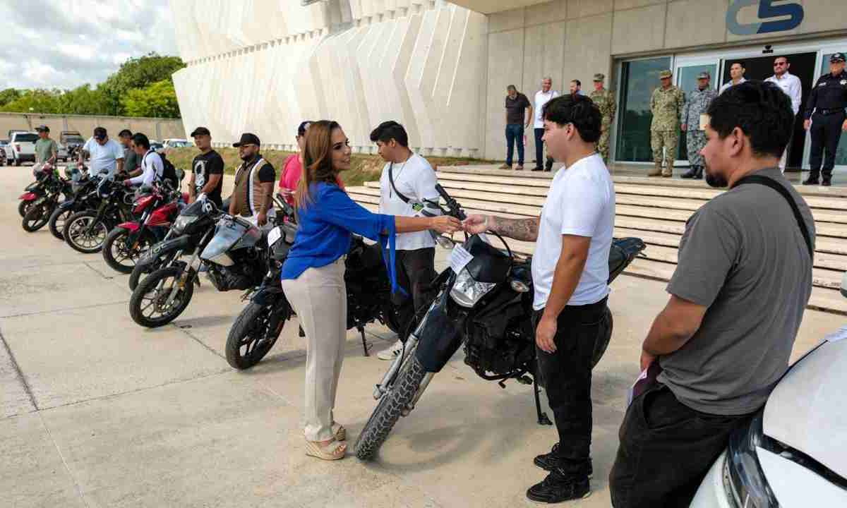 Mara Lezama entregó vehículos a sus respectivos dueños.