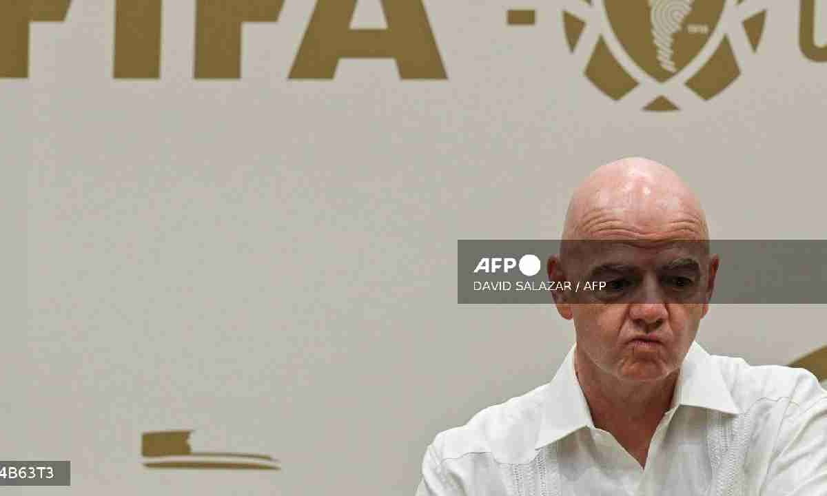 Infantino se queda solo.