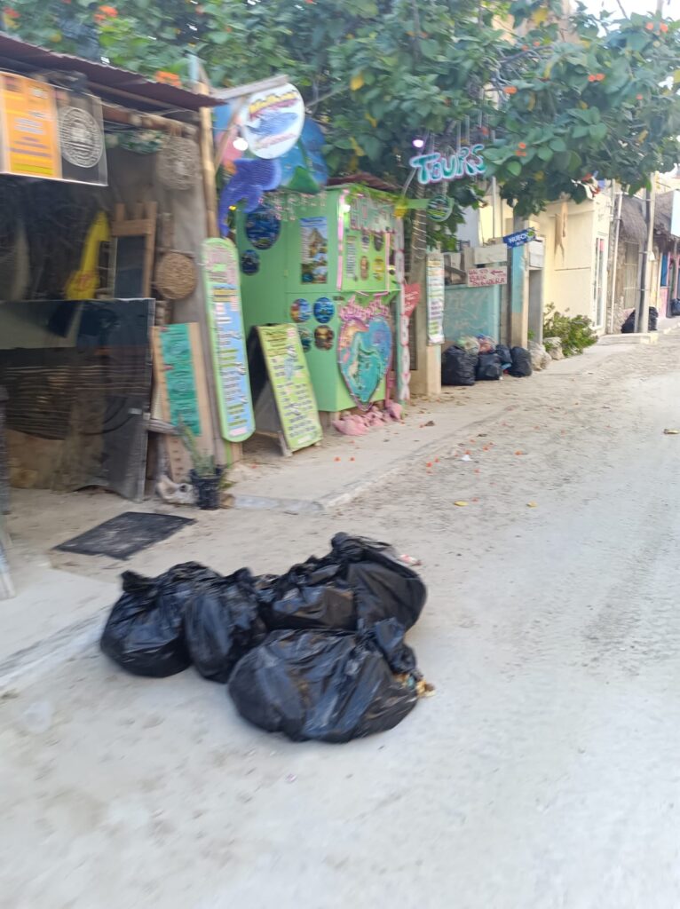 Basura en Holbox amenaza imagen previa al Torneo de Pesca 2026