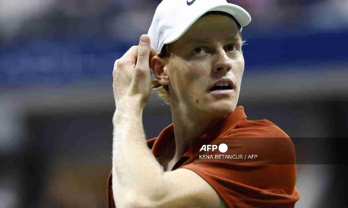 Jannik Sinner deja serie por lesión.
