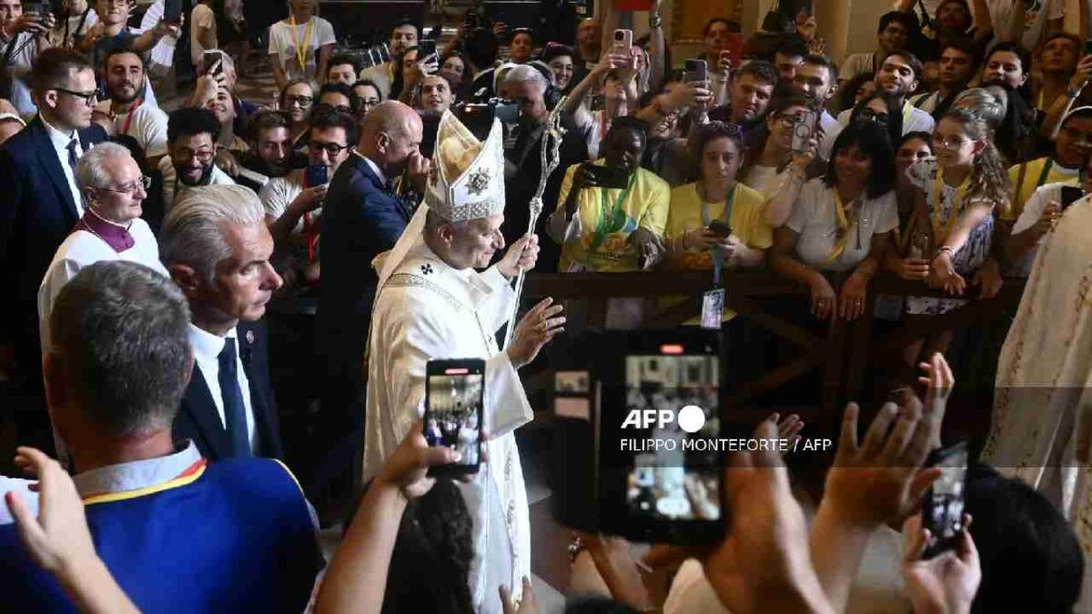 El Papa se reúne con jóvenes en Asís.