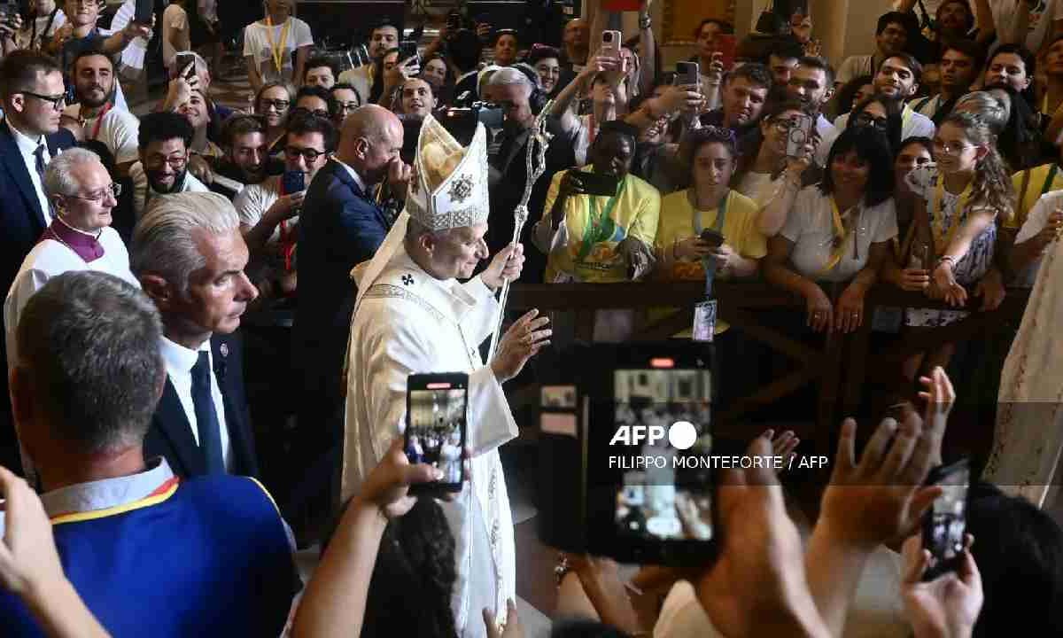 El Papa se reúne con jóvenes en Asís.