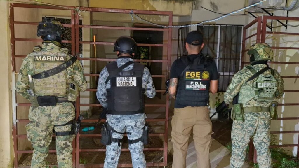FGE ejecuta cateos en Bacalar y Cancún; hay 2 detenidas