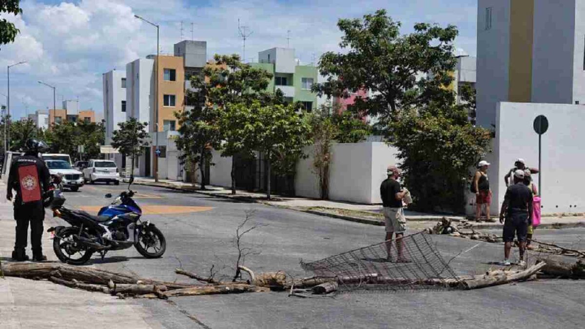 Protestan vecinos en Playa del Carmen por los apagones.