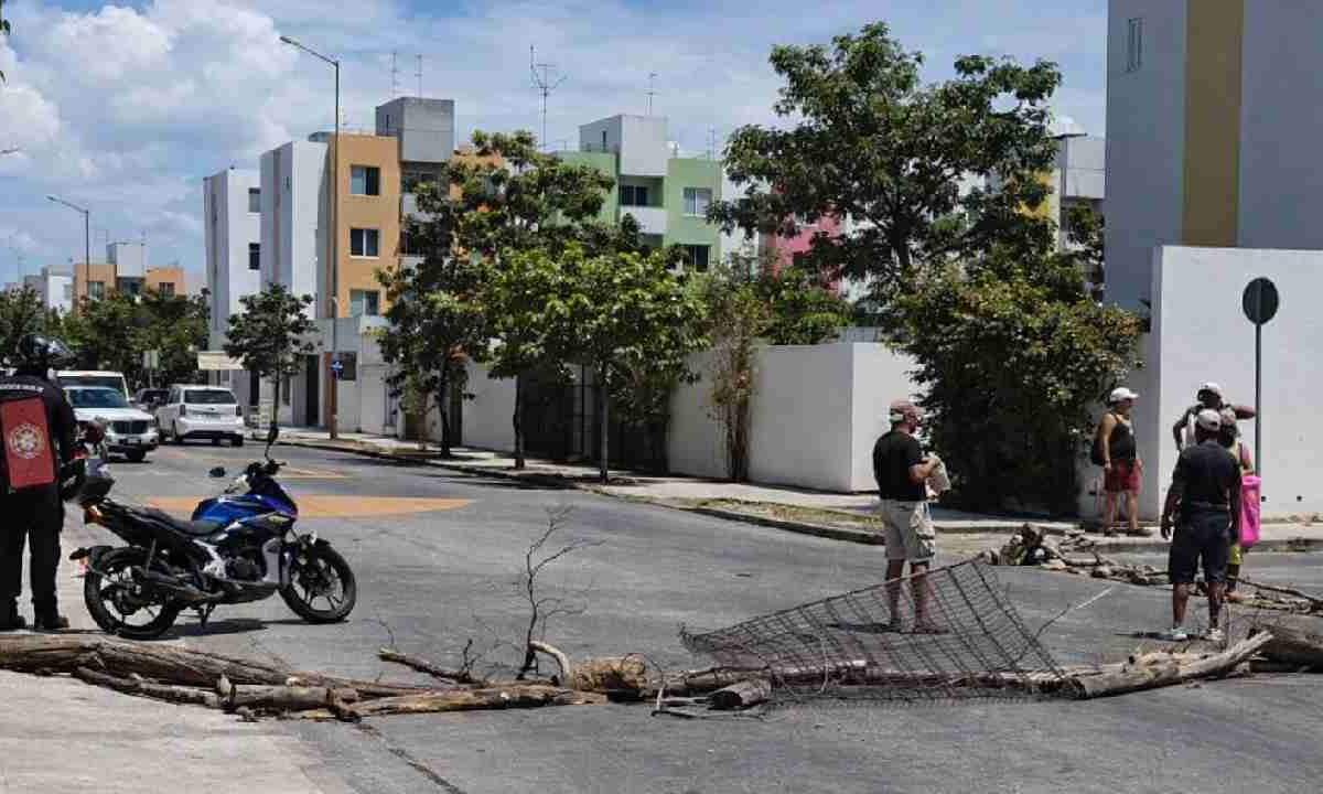 Protestan vecinos en Playa del Carmen por los apagones.