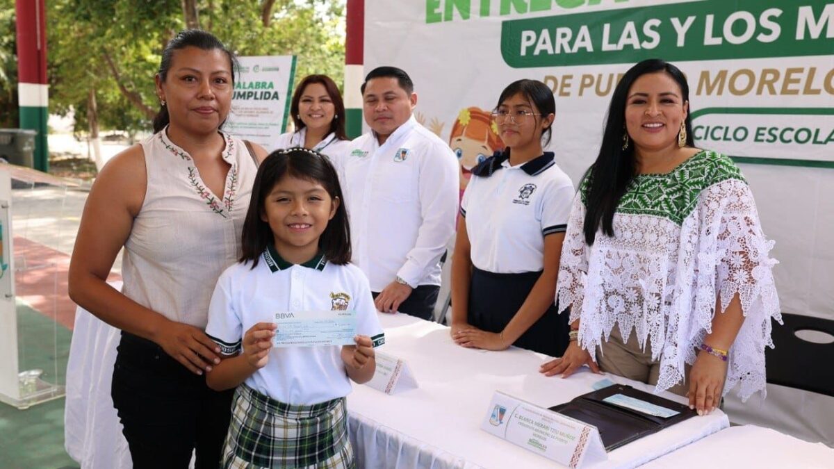 Puerto Morelos entrega becas por excelencia académica